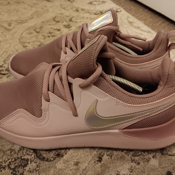 Women's Nike Tessen Running Shoes - Picture 3 of 8